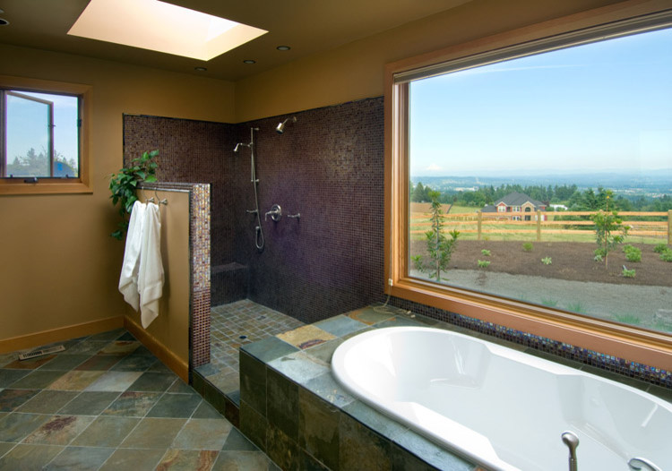 Mittelgroßes Modernes Badezimmer En Suite mit Einbaubadewanne, offener Dusche, braunen Fliesen, Mosaikfliesen, beiger Wandfarbe und Keramikboden in Portland