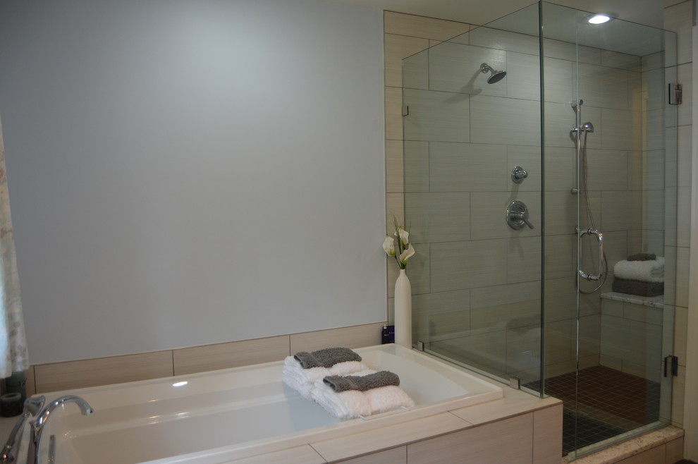 Inspiration för ett mellanstort vintage en-suite badrum, med ett platsbyggt badkar, en hörndusch, beige kakel, porslinskakel, vita väggar, mörkt trägolv, brunt golv och dusch med gångjärnsdörr