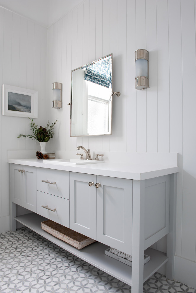 Exempel på ett mellanstort klassiskt vit vitt badrum med dusch, med skåp i shakerstil, grå skåp, en hörndusch, mosaikgolv, ett nedsänkt handfat, dusch med gångjärnsdörr och grå väggar
