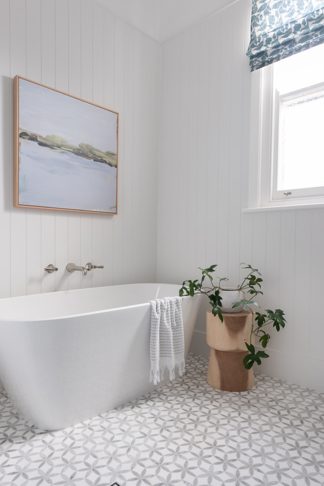 Idéer för vitt badrum, med skåp i shakerstil, grå skåp, en hörndusch, vita väggar, mosaikgolv, ett nedsänkt handfat och dusch med gångjärnsdörr