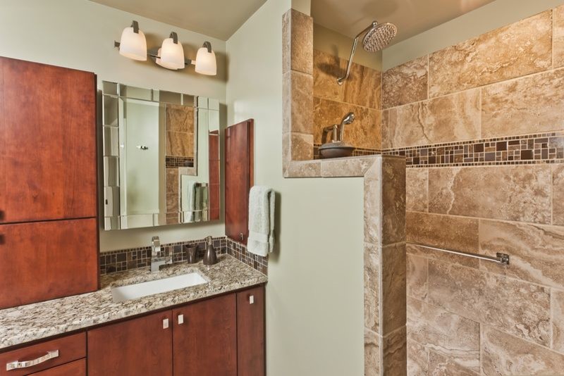 Пример оригинального дизайна: ванная комната в стиле неоклассика (современная классика) с врезной раковиной, плоскими фасадами, фасадами цвета дерева среднего тона, столешницей из гранита, открытым душем, бежевой плиткой и плиткой мозаикой