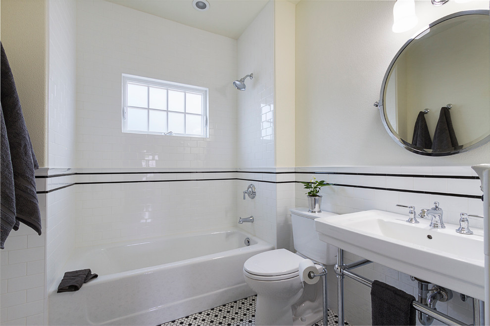 Foto på ett litet amerikanskt badrum med dusch, med ett badkar i en alkov, en dusch/badkar-kombination, en toalettstol med separat cisternkåpa, svart och vit kakel, tunnelbanekakel, vita väggar, klinkergolv i keramik, ett konsol handfat och flerfärgat golv