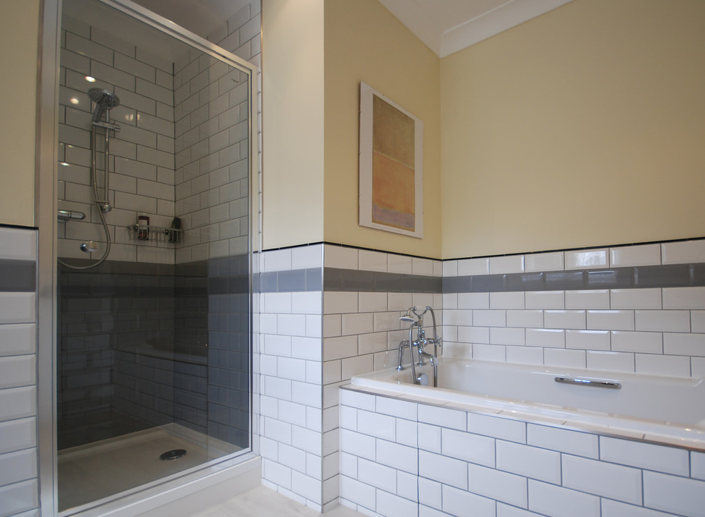Пример оригинального дизайна: большая детская ванная комната в современном стиле с открытыми фасадами, накладной ванной, душем без бортиков, раздельным унитазом, желтой плиткой, керамической плиткой, желтыми стенами, полом из ламината, консольной раковиной, бежевым полом и душем с распашными дверями