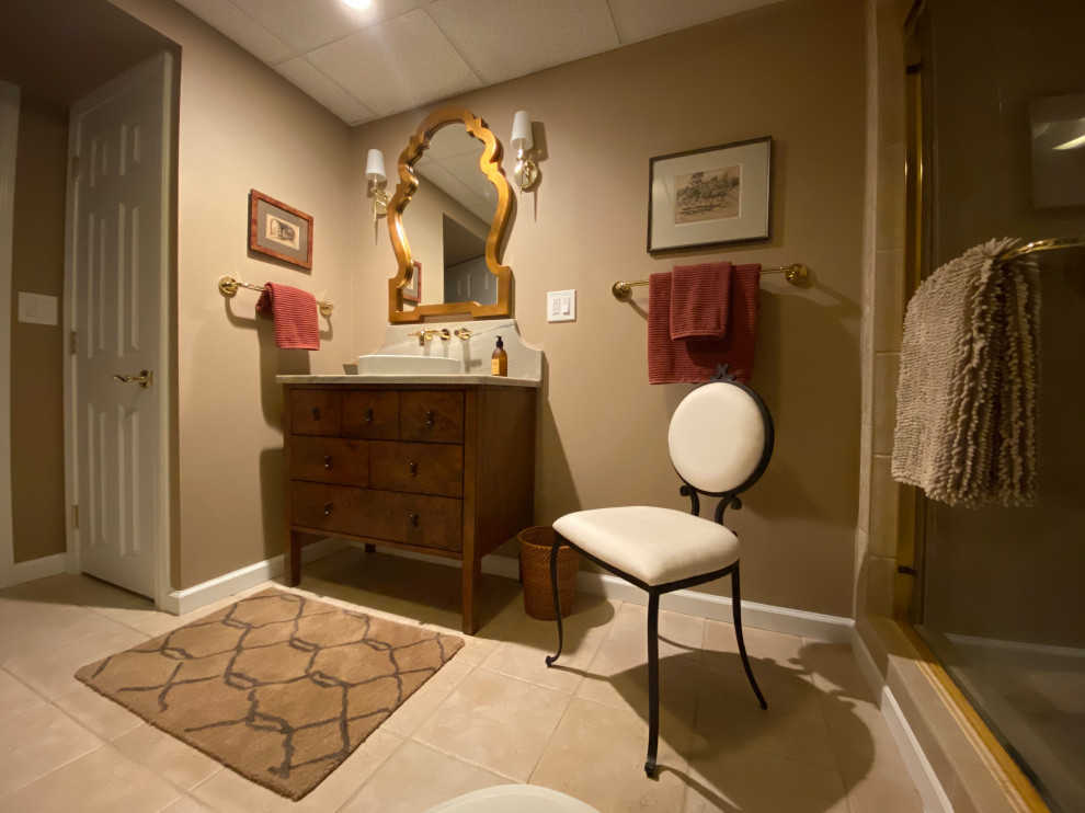 Cette image montre une petite salle de bain en bois foncé avec un mur marron, une vasque, un plan de toilette en quartz, un plan de toilette vert, meuble simple vasque et meuble-lavabo sur pied.