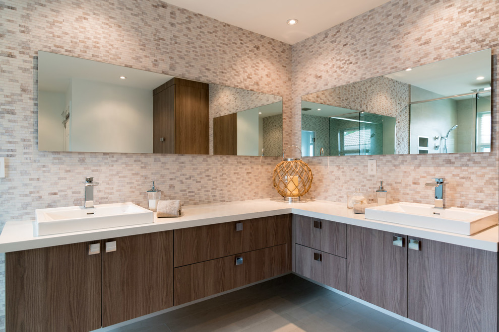Modernes Badezimmer En Suite mit flächenbündigen Schrankfronten, dunklen Holzschränken, beigen Fliesen und Aufsatzwaschbecken in Miami