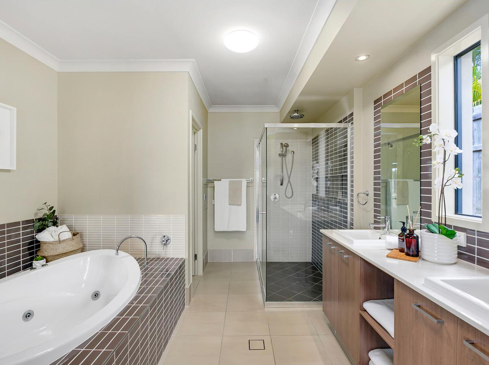 Photo of a large contemporary ensuite bathroom in Gold Coast - Tweed.