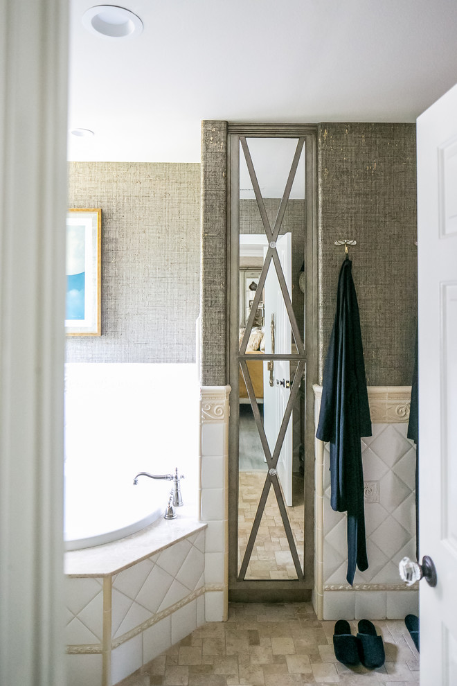 Bild på ett mellanstort vintage en-suite badrum, med luckor med infälld panel, gröna skåp, porslinskakel, grå väggar, ett undermonterad handfat, bänkskiva i akrylsten, ett hörnbadkar, klinkergolv i keramik och beiget golv