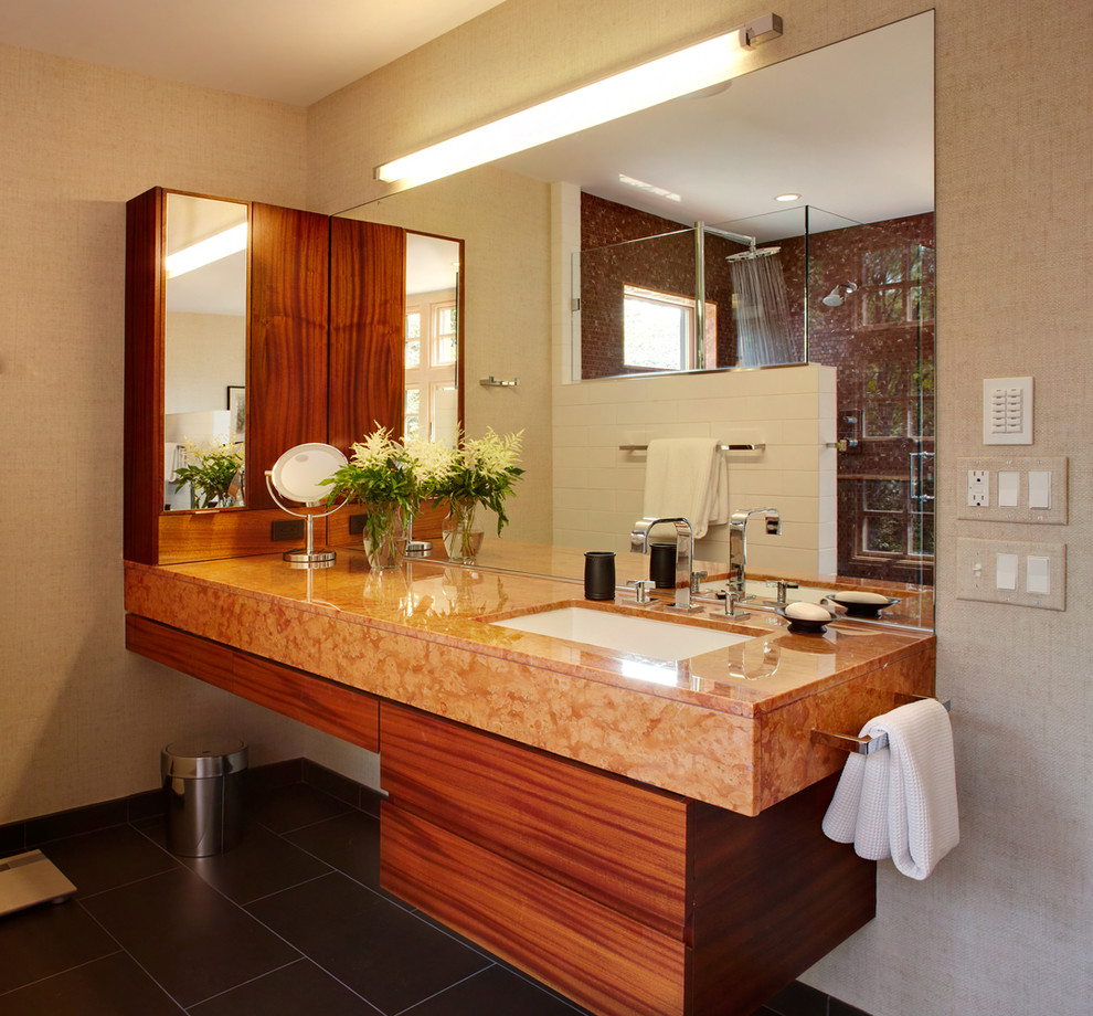 Mittelgroßes Modernes Badezimmer En Suite mit flächenbündigen Schrankfronten, hellbraunen Holzschränken, beiger Wandfarbe und Schieferboden in New York