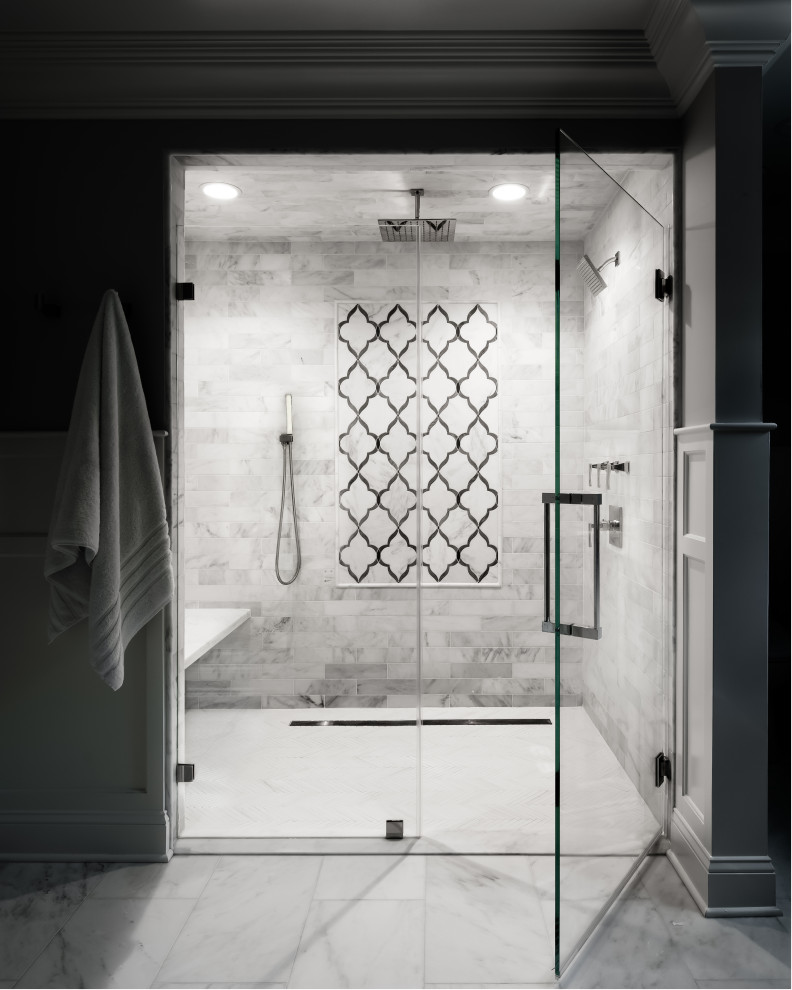 На фото: главная ванная комната среднего размера в классическом стиле с фасадами с декоративным кантом, коричневыми фасадами, душем в нише, белой плиткой, мраморной плиткой, серыми стенами, полом из мозаичной плитки, накладной раковиной, столешницей из кварцита и душем с распашными дверями с