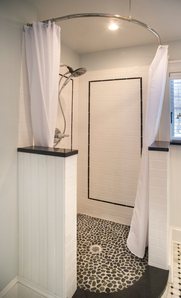 Diseño de cuarto de baño de estilo de casa de campo pequeño con armarios estilo shaker, puertas de armario blancas, encimera de granito, baldosas y/o azulejos en mosaico, paredes azules y suelo de baldosas tipo guijarro