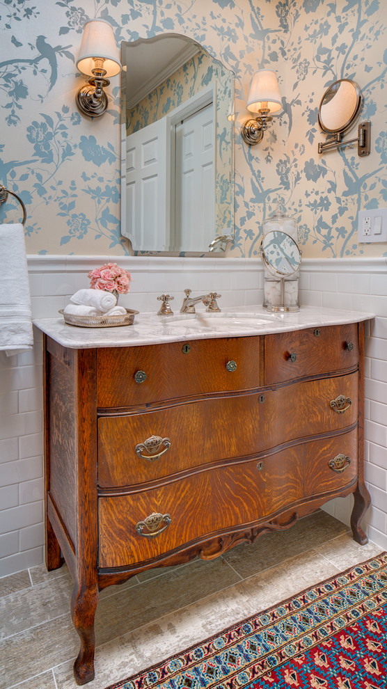 Inspiration för ett vintage badrum, med ett undermonterad handfat, skåp i mellenmörkt trä, vit kakel, tunnelbanekakel och släta luckor