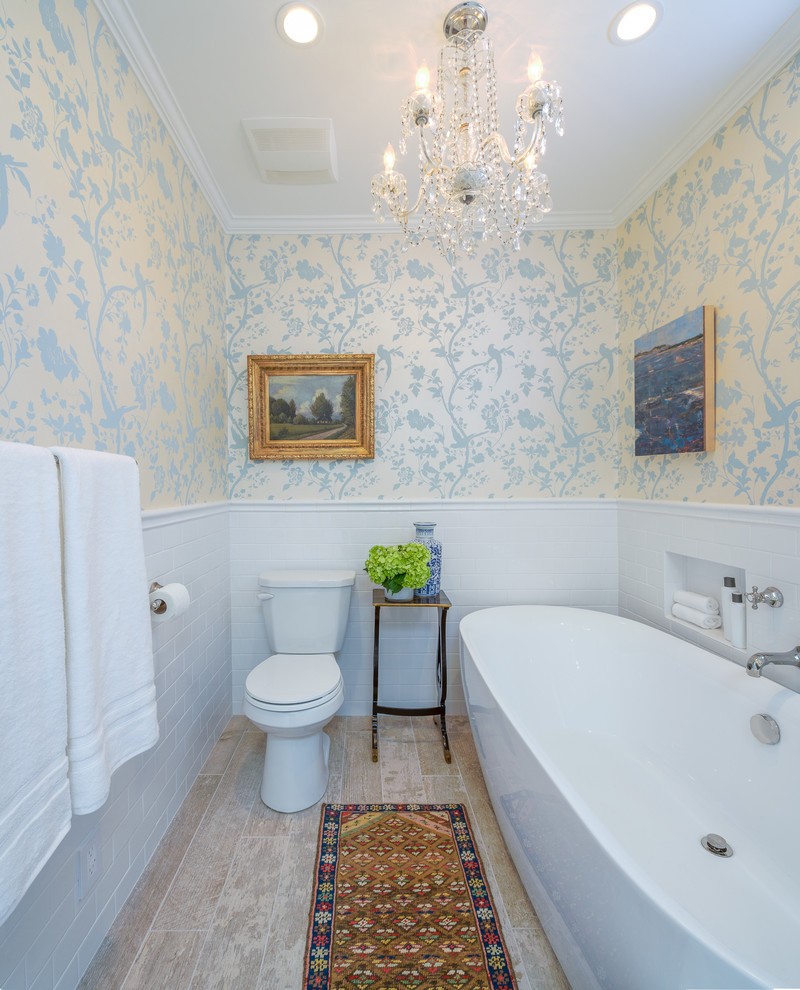 Diseño de cuarto de baño tradicional con bañera exenta, baldosas y/o azulejos blancos, baldosas y/o azulejos de cemento y paredes multicolor