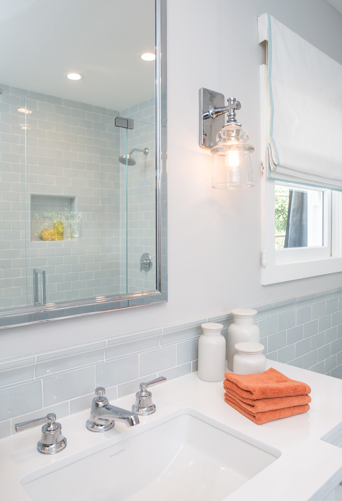 Exempel på ett mellanstort klassiskt badrum med dusch, med luckor med infälld panel, vita skåp, en hörndusch, en toalettstol med hel cisternkåpa, blå kakel, mosaik, grå väggar, mosaikgolv, ett undermonterad handfat och bänkskiva i kvarts