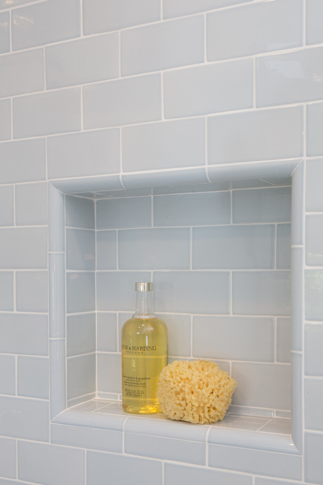 Bild på ett mellanstort vintage badrum med dusch, med luckor med infälld panel, vita skåp, en hörndusch, en toalettstol med hel cisternkåpa, blå kakel, mosaik, grå väggar, mosaikgolv, ett undermonterad handfat och bänkskiva i kvarts