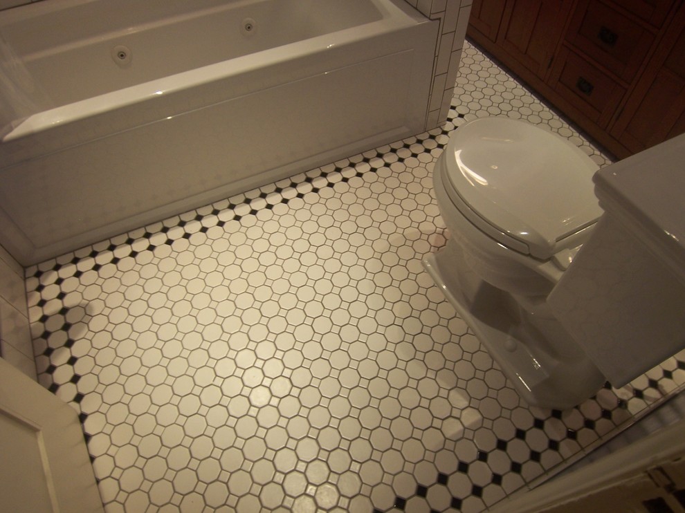 Immagine di una stanza da bagno padronale tradizionale di medie dimensioni con ante con riquadro incassato, ante in legno bruno, top in quarzo composito, piastrelle bianche e piastrelle in ceramica