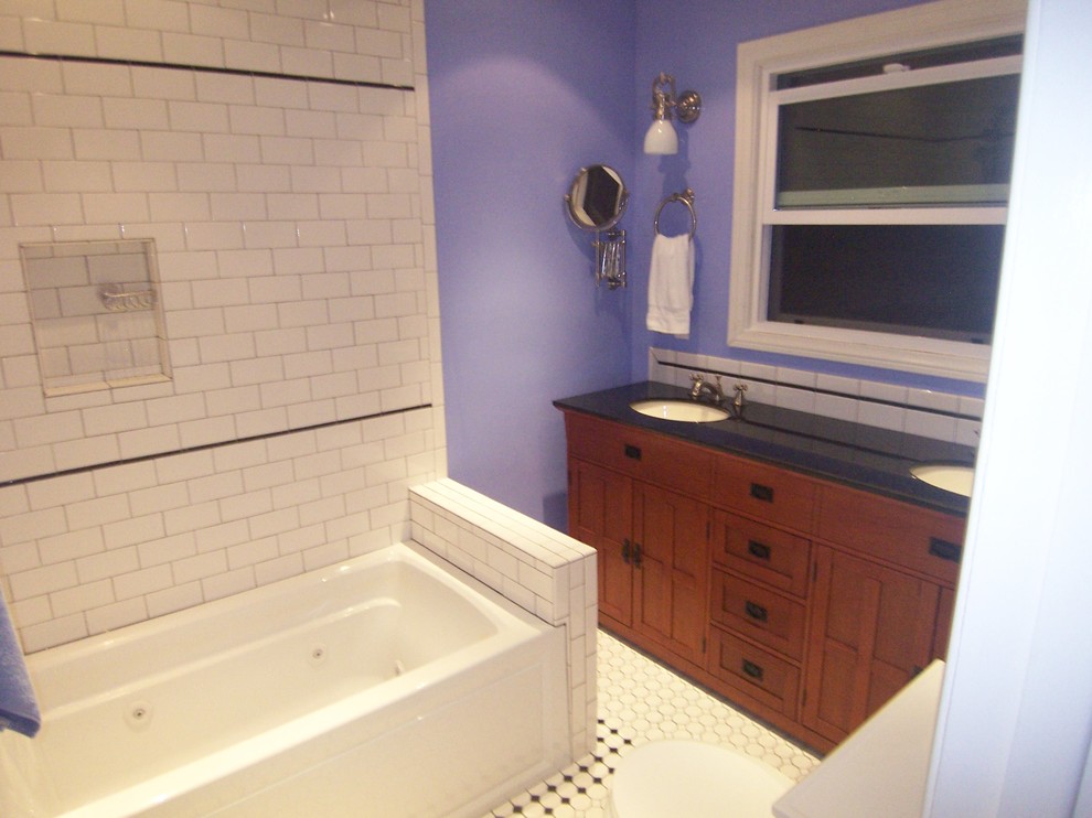 Exemple d'une salle d'eau chic en bois brun de taille moyenne avec un lavabo posé, un placard à porte affleurante, un plan de toilette en quartz, une baignoire posée, un carrelage blanc, un carrelage métro, un mur violet et un sol en linoléum.