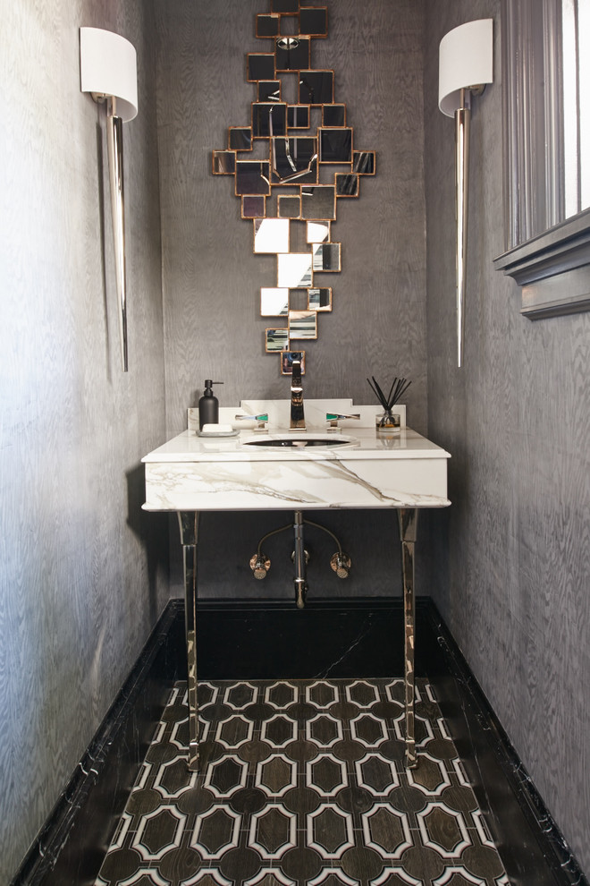 Стильный дизайн: ванная комната в стиле неоклассика (современная классика) с мраморной столешницей, черной плиткой и керамогранитной плиткой - последний тренд