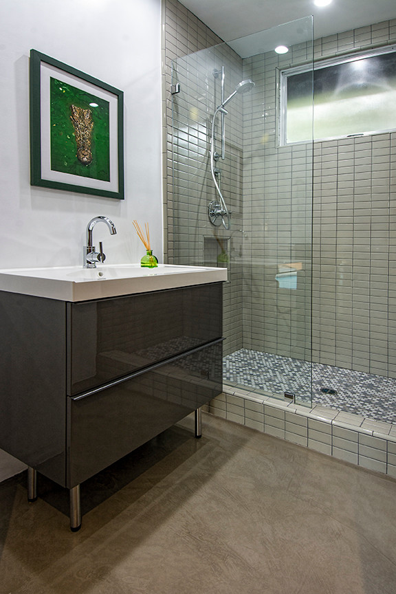 На фото: ванная комната среднего размера в современном стиле с плоскими фасадами, коричневыми фасадами, ванной в нише, душем в нише, серой плиткой, керамогранитной плиткой, белыми стенами, бетонным полом, душевой кабиной, врезной раковиной, столешницей из искусственного кварца, коричневым полом, душем с распашными дверями и белой столешницей с
