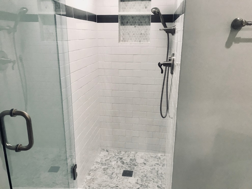 Modern inredning av ett litet vit vitt badrum med dusch, med luckor med upphöjd panel, grå skåp, ett badkar i en alkov, en dusch/badkar-kombination, en toalettstol med separat cisternkåpa, vit kakel, tunnelbanekakel, vita väggar, marmorgolv, ett undermonterad handfat, bänkskiva i kvarts, vitt golv och dusch med gångjärnsdörr