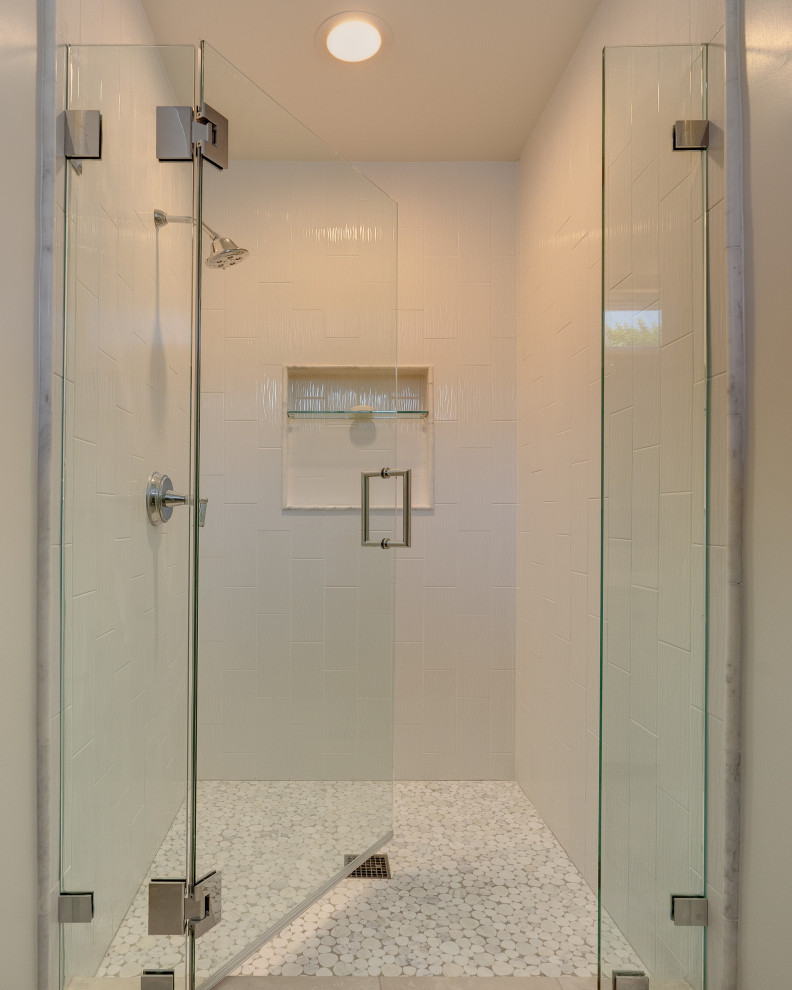 Idée de décoration pour une petite salle de bain vintage avec un placard à porte shaker, des portes de placard blanches, WC séparés, un carrelage blanc, des carreaux de porcelaine, un mur blanc, un sol en carrelage de porcelaine, un lavabo encastré, un plan de toilette en marbre, un sol beige, une cabine de douche à porte battante et un plan de toilette blanc.
