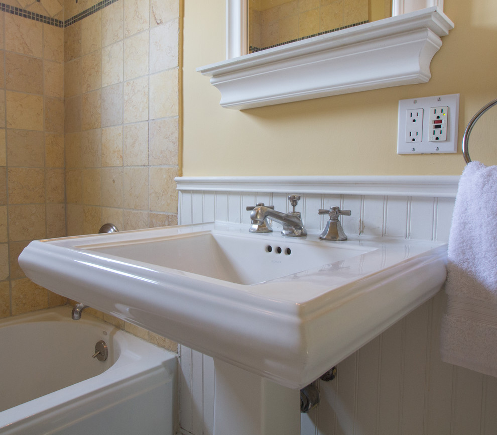 Foto de cuarto de baño tradicional de tamaño medio con armarios con paneles con relieve, puertas de armario blancas, baldosas y/o azulejos amarillos, baldosas y/o azulejos de piedra y bañera encastrada