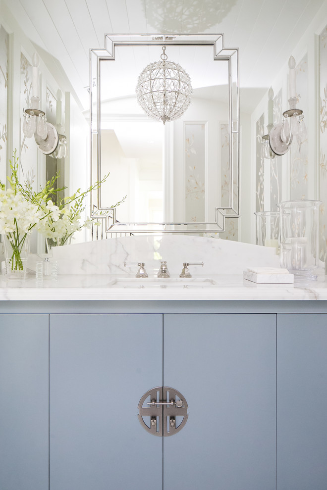 Esempio di una grande stanza da bagno padronale chic con ante lisce, ante blu, piastrelle multicolore, lavabo sottopiano, top in marmo e top bianco