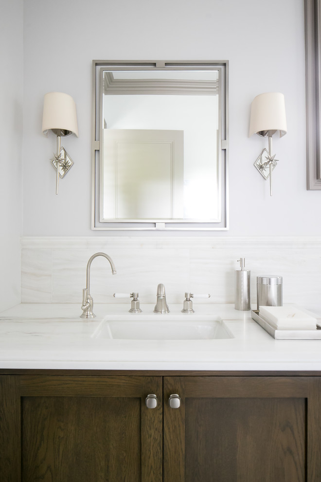 Idéer för mellanstora vintage vitt badrum med dusch, med luckor med infälld panel, skåp i mörkt trä, flerfärgad kakel, vita väggar, ett undermonterad handfat och marmorbänkskiva