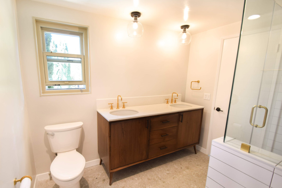 Aménagement d'une petite salle de bain principale rétro en bois brun avec un placard en trompe-l'oeil, une baignoire en alcôve, une douche d'angle, WC séparés, un carrelage blanc, un carrelage en pâte de verre, un mur blanc, un sol en carrelage de porcelaine, un lavabo encastré, un plan de toilette en quartz modifié, un sol gris et un plan de toilette blanc.