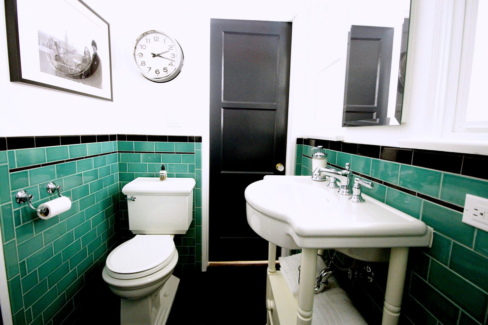 Réalisation d'une petite salle de bain tradition avec un lavabo de ferme, des portes de placard blanches, WC séparés, un carrelage vert, un carrelage métro, un mur blanc et un sol en carrelage de porcelaine.