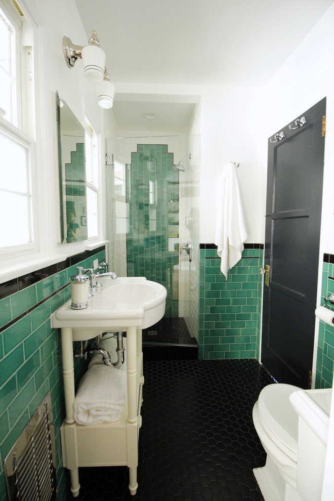 ロサンゼルスにあるお手頃価格の小さなトラディショナルスタイルのおしゃれなバスルーム (浴槽なし) (白いキャビネット、アルコーブ型シャワー、分離型トイレ、緑のタイル、サブウェイタイル、白い壁、磁器タイルの床、コンソール型シンク、黒い床) の写真