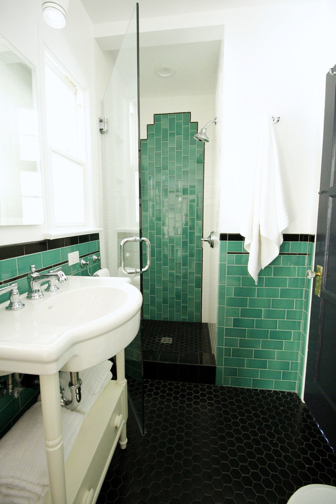 Kleines Klassisches Duschbad mit Sockelwaschbecken, weißen Schränken, Duschnische, Wandtoilette mit Spülkasten, grünen Fliesen, Metrofliesen, weißer Wandfarbe und Porzellan-Bodenfliesen in Los Angeles
