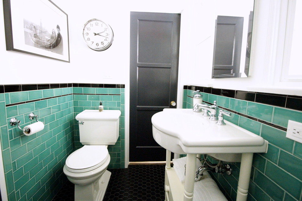 На фото: маленькая ванная комната в классическом стиле с открытыми фасадами, зеленой плиткой, плиткой кабанчик, белыми стенами, полом из мозаичной плитки, душевой кабиной и консольной раковиной для на участке и в саду