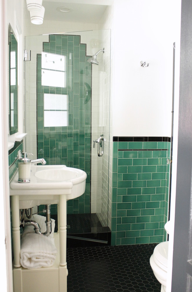 Klassisk inredning av ett litet badrum med dusch, med öppna hyllor, grön kakel, tunnelbanekakel, vita väggar, mosaikgolv, vita skåp och ett konsol handfat
