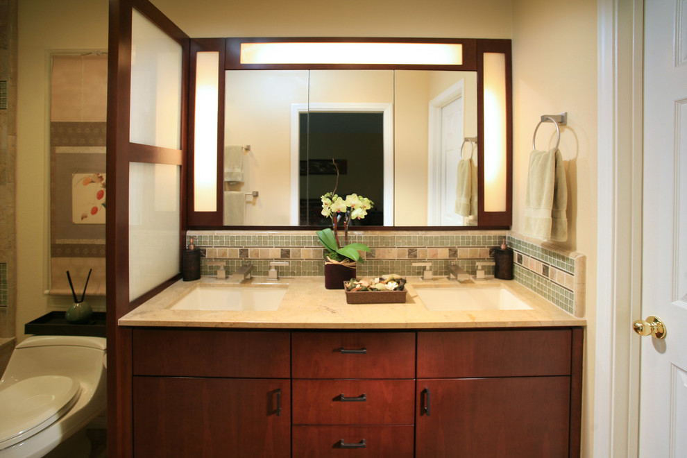 Foto di una stanza da bagno padronale stile americano di medie dimensioni con lavabo sottopiano, ante lisce, ante in legno scuro, top in marmo, WC monopezzo, piastrelle multicolore, piastrelle di vetro e pareti beige