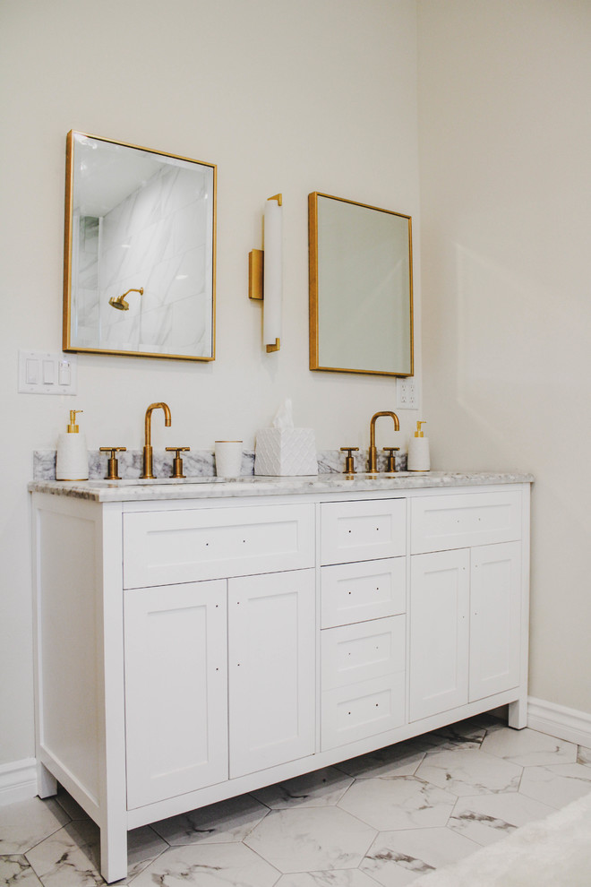 Exempel på ett mellanstort modernt grå grått en-suite badrum, med vita skåp, en hörndusch, en toalettstol med separat cisternkåpa, grå kakel, keramikplattor, ett nedsänkt handfat, bänkskiva i kvarts, dusch med gångjärnsdörr, skåp i shakerstil, vitt golv, beige väggar och cementgolv
