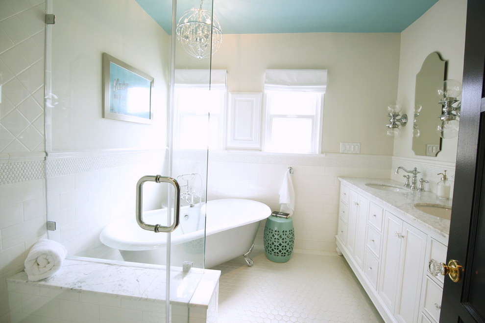Idéer för ett mellanstort klassiskt en-suite badrum, med ett undermonterad handfat, skåp i shakerstil, vita skåp, marmorbänkskiva, ett badkar med tassar, en toalettstol med hel cisternkåpa, vit kakel, tunnelbanekakel, grå väggar och klinkergolv i porslin