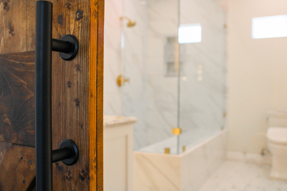 Стильный дизайн: большая главная ванная комната в стиле модернизм с угловой ванной, раздельным унитазом, бежевой плиткой, бежевыми стенами, накладной раковиной, душем с распашными дверями, бежевыми фасадами, столешницей из гранита, белым полом, фасадами в стиле шейкер, душем над ванной, цементной плиткой, полом из цементной плитки, бежевой столешницей, нишей, тумбой под две раковины и напольной тумбой - последний тренд