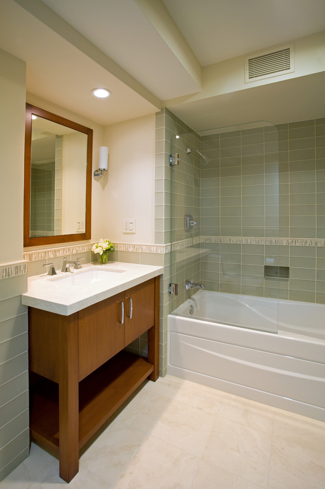 Idéer för ett mellanstort modernt vit badrum, med grön kakel, glaskakel, släta luckor, skåp i mellenmörkt trä, vita väggar, ett undermonterad handfat, granitbänkskiva, ett badkar i en alkov, en dusch/badkar-kombination och travertin golv