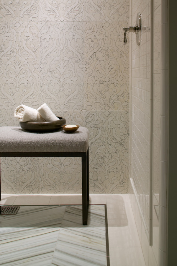Esempio di una stanza da bagno minimalista con piastrelle grigie, piastrelle in pietra, pareti beige e pavimento in marmo