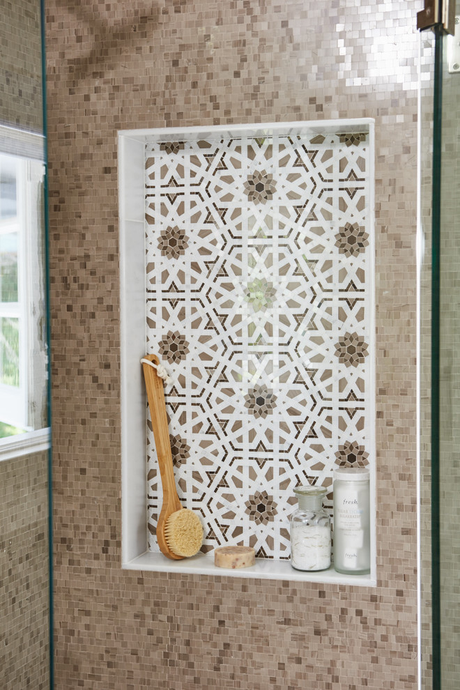 Inspiration pour une salle de bain traditionnelle avec un carrelage marron, mosaïque et un sol en carrelage de porcelaine.