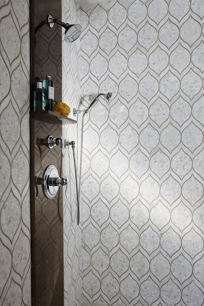 Esempio di una stanza da bagno contemporanea con piastrelle multicolore, piastrelle a mosaico, pareti bianche e pavimento con piastrelle a mosaico
