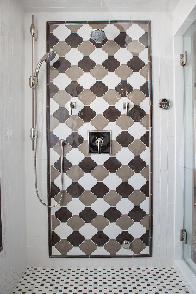 Ejemplo de cuarto de baño minimalista con baldosas y/o azulejos marrones, baldosas y/o azulejos de cerámica, paredes marrones y suelo de baldosas de cerámica