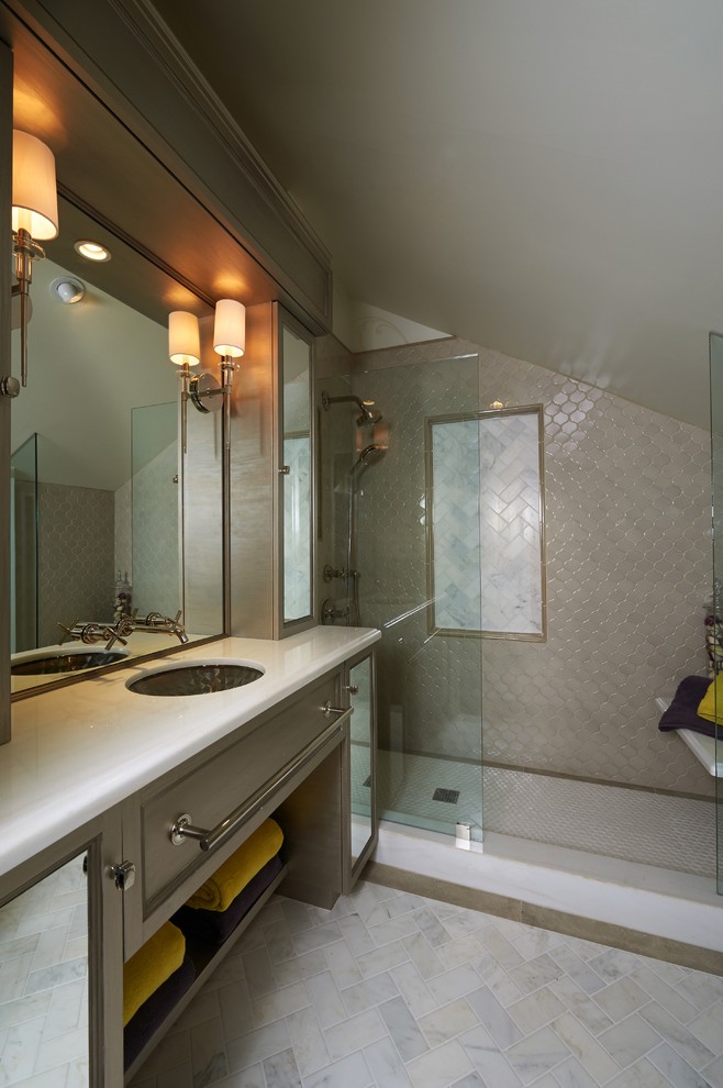 Modelo de cuarto de baño actual con lavabo bajoencimera, puertas de armario grises, ducha empotrada y baldosas y/o azulejos marrones