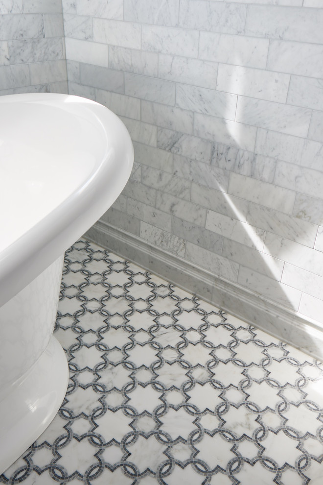 Пример оригинального дизайна: ванная комната в стиле кантри с отдельно стоящей ванной, белой плиткой, каменной плиткой, белыми стенами, полом из мозаичной плитки, врезной раковиной и мраморной столешницей