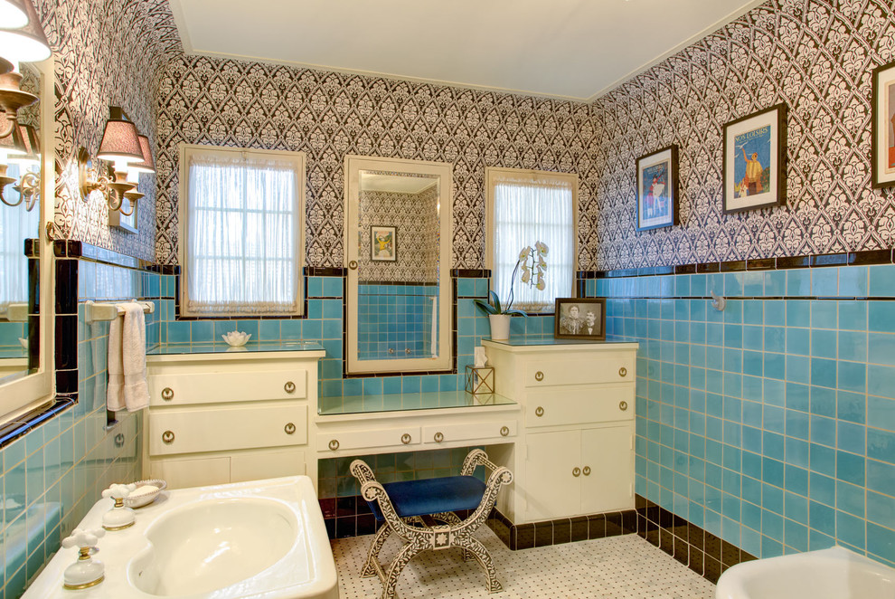 Inredning av ett klassiskt mellanstort en-suite badrum, med släta luckor, vita skåp, bänkskiva i glas, blå kakel, keramikplattor, klinkergolv i keramik och flerfärgade väggar