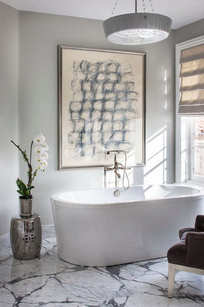 Imagen de cuarto de baño principal clásico renovado con encimera de mármol, bañera exenta, paredes grises, suelo de mármol y losas de piedra