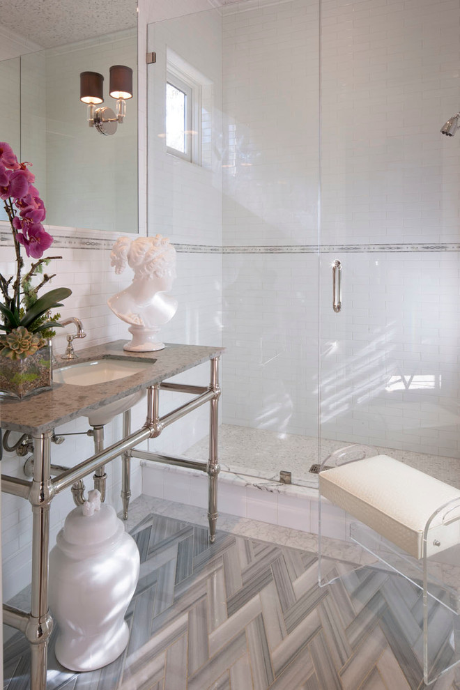 Foto di una piccola stanza da bagno con doccia mediterranea con top in marmo, piastrelle grigie, lavabo a colonna, doccia doppia, WC a due pezzi, piastrelle in pietra, pareti grigie e pavimento in marmo