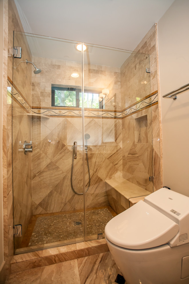 Imagen de cuarto de baño mediterráneo de tamaño medio con ducha abierta, bidé, baldosas y/o azulejos beige, baldosas y/o azulejos de piedra, paredes beige y suelo de mármol