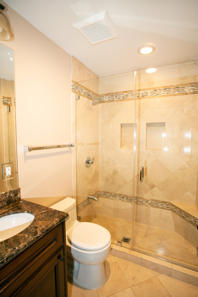 Ispirazione per una piccola stanza da bagno con doccia mediterranea con ante in stile shaker, ante in legno bruno, top in granito, piastrelle beige, piastrelle in pietra e pavimento in marmo