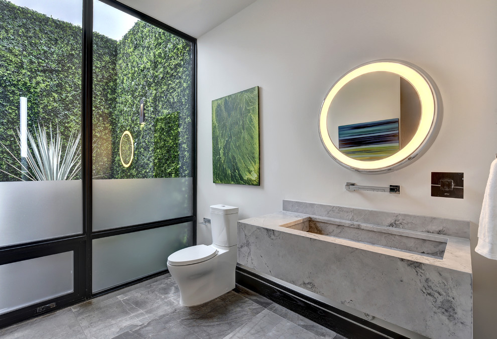 Идея дизайна: ванная комната в современном стиле с белыми стенами, раковиной с несколькими смесителями и раздельным унитазом